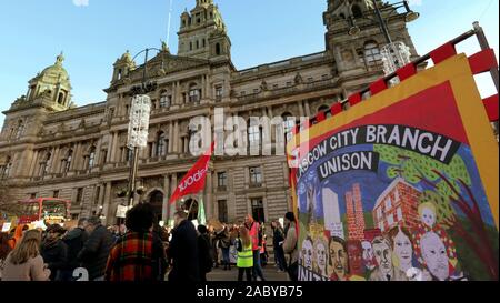 Glasgow, Schottland, Großbritannien. 29 Nov, 2019. Schwarzer Freitag sah ein Klima Protest auf dem George Square die Startseite der Rat Stadt Kammern als der jüngste smp in Schottland und berühmten Ingwer Ross Greer der Jugendlichen gerichtet. Credit: Gerard Fähre / alamy Leben Nachrichten Stockfoto