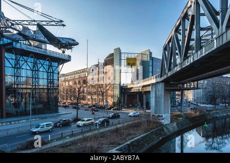 Berlin BVG modernes Gebäude & Deutsches Technikmuseum, Deutsches Museum für Wissenschaft und Technologie mit Eisenbahnviadukt über den Landwehrkanal in Kreuzberg Stockfoto