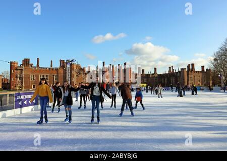 Hampton Court, SW London, UK. 29 Nov, 2019. In die Vorbereitungen auf die festliche Zeit, die Eisbahn ist und läuft in Hampton Court Palace in South West London, England. An einem hellen, aber kühlen Tag die Skater hatten Spaß auf dem Eis. Credit: Julia Gavin/Alamy leben Nachrichten Stockfoto