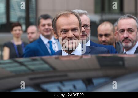 Brüssel, den 07.11.29. 1. Dez, 2019. Der scheidende Präsident des Europäischen Rates Donald Tusk verlässt das EU-Hauptquartier nach der Übergabezeremonie in Brüssel, Belgien, November 29, 2019. Charles Michel wird das Amt von Dez. 1, 2019. Credit: Zheng Huansong/Xinhua/Alamy leben Nachrichten Stockfoto