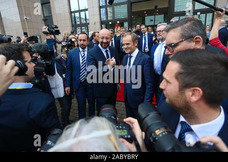 Brüssel, den 07.11.29. 1. Dez, 2019. Der künftige Präsident des Europäischen Rates Charles Michel und der scheidende Präsident Donald Tusk schütteln sich die Hände nach der Übergabezeremonie außerhalb der EU-Zentrale in Brüssel, Belgien, November 29, 2019. Charles Michel wird das Amt von Dez. 1, 2019. Credit: Zheng Huansong/Xinhua/Alamy leben Nachrichten Stockfoto