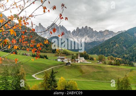 Die berühmte Kirche St. Magdalena in Santa Maddalena in Villnoess Tal, Südtirol auf einen bunten Herbst Tag Stockfoto