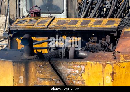 Schwarze Raucher Auspuffrohr des Baggers mit schmutzigen Motor. Stockfoto