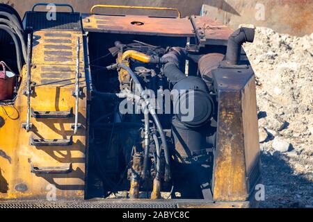 Schwarze Raucher Auspuffrohr der alten Bagger mit schmutzigen Motor. Stockfoto