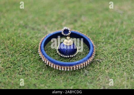 Traditionelles indisches Neue blaue Farbe handgefertigte Gewinde Armband und Ohrringe mit unscharfen Hintergrund Stockfoto