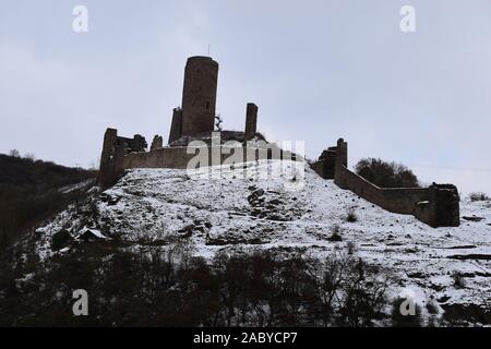 Monreal Schloss im Winter mit Schnee Ruine Stockfoto
