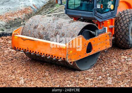 Verdichter mit Vibrationswalzen stampffußbandage an der Straße Baustelle arbeiten. Stockfoto
