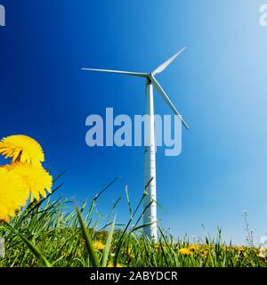 Weiß Stromerzeugung Mühle unter strahlend blauem Himmel. Windenergieanlage Clean Power Konzept. Low Angle View Stockfoto