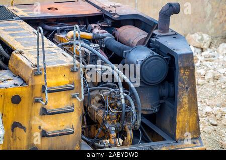 Bagger mit schmutzigen Motor und Rauchen Auspuffrohr Stockfoto