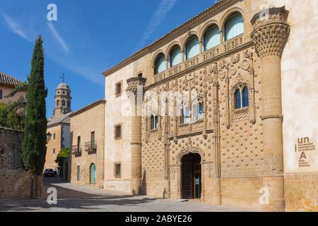 Jabalquinto Palace, Baeza, Provinz Jaen, Andalusien, Spanien. Der Palast beherbergt die Antonio Machado Campus der Internationalen Andalusien Stockfoto