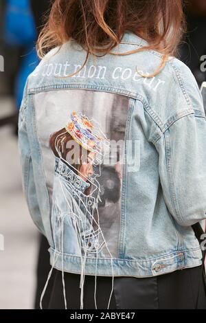 Mailand, Italien - 19 SEPTEMBER 2019: Frau mit blauen Jeans Jacke mit Frau Design auf der Rückseite vor Emporio Armani Fashion Show, Mailand Fashion Week stree Stockfoto