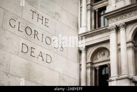 Tag der Erinnerung: Whitehall Kenotaph, London. Aus dem Englischen Kenotaph Detail mit Fokus auf die Phrase "Die glorreichen Tot'. Stockfoto