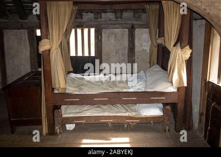 Altes Bett und Matratze in einem mittelalterlichen Haus im Weald und Downland Museums, Singleton Stockfoto