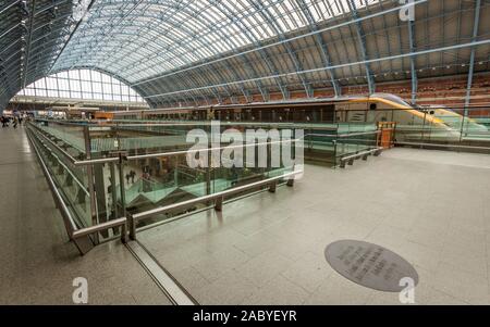 Bahnhof St. Pancras International, London. EuroStar in der neu renovierten Bahnhof St. Pancras in London, UK. Stockfoto