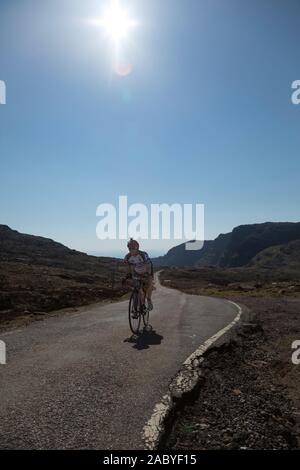 Ein Radfahrer ist es an die Spitze der "Pass von Vieh' oder 'Bealach Na Ba'Über den Applecross Halbinsel. Stockfoto