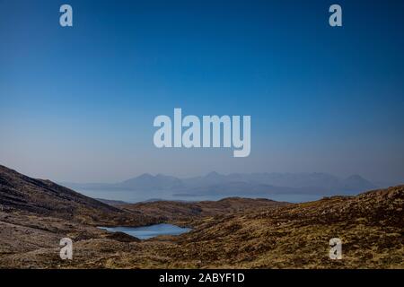 Blick auf die Inseln von raasay und Skye von oben" den Pass von Vieh' oder 'Bealach Na Ba'Über den Applecross Halbinsel. Stockfoto