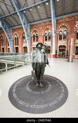 John Betjeman Statue, St Pancras, London. Die Statue des berühmten englischen Dichters auf dem Zusammentreffen von St. Pancras entfernt. Stockfoto