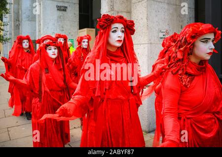 Westminster, London, Großbritannien. 29 Nov, 2019. Die XR" Rote Brigade" der Protest in der Nähe der Konservativen Partei HQ. Demonstranten aus XR Aussterben Rebellion noch einmal in ihrer Kampagne zur Aufklärung und Aktionen zum Klimawandel in Westminster beginnen, ihre regelmässigen Hungerstreik Demonstranten an politische Partei Sitz in Westminster. Credit: Imageplotter/Alamy leben Nachrichten Stockfoto