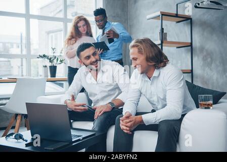 Coworking Menschen. Gruppe der multirassischen Büroangestellte in formelle Kleidung sprechen über Aufgaben und Pläne Stockfoto