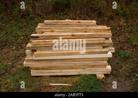 Bauholz wurde in kleine Stücke gesägt und gestapelt Stockfoto