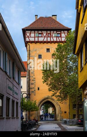 Reutlingen, Deutschland, Oktober 12, 2019, Orange historische Stadt Gate genannt Gartentor in der Reutlinger Innenstadt Stadt mit vielen Leute bei Sun Stockfoto
