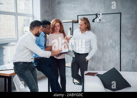 Alkohol kann helfen, neue Ideen zu finden. Schönes Geschäft Leute lieben ihren Job und shairs ihre Ideen miteinander Stockfoto