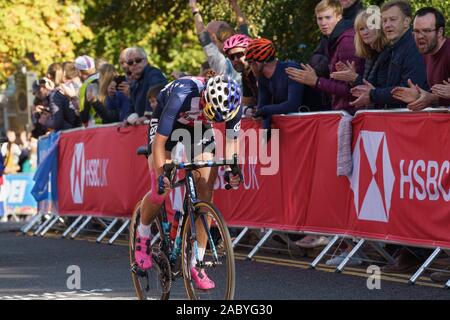 Zuschauer jubeln über weibliche Radfahrerinnen aus den USA, die beim Women's Elite Race, der UCI World Cycling Championships, Harrogate, England, Großbritannien, Rennen. Stockfoto