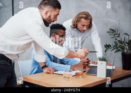 Arbeiten mit Laptop auf dem Tisch vor der Bürovorsteher Stockfoto