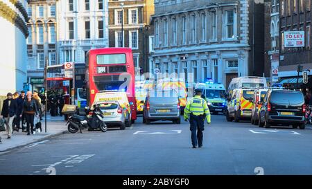 London, Großbritannien. 29. November 2019. Polizei nehmen an der Szene auf Southwark Street nach dem Metropolitan Polizei berichtete, dass ein Mann in der Gegend geschossen wurde und der Vorfall wird als Terror im Zusammenhang behandelt. Mitarbeiter im Büro und der örtlichen Bevölkerung werden derzeit evakuiert Credit: Stephen Chung/Alamy leben Nachrichten Stockfoto