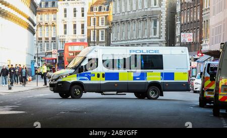 London, Großbritannien. 29. November 2019. Polizei nehmen an der Szene auf Southwark Street nach dem Metropolitan Polizei berichtete, dass ein Mann in der Gegend geschossen wurde und der Vorfall wird als Terror im Zusammenhang behandelt. Mitarbeiter im Büro und der örtlichen Bevölkerung werden derzeit evakuiert Credit: Stephen Chung/Alamy leben Nachrichten Stockfoto