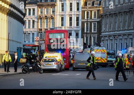 London, Großbritannien. 29. November 2019. Polizei nehmen an der Szene auf Southwark Street nach dem Metropolitan Polizei berichtete, dass ein Mann in der Gegend geschossen wurde und der Vorfall wird als Terror im Zusammenhang behandelt. Mitarbeiter im Büro und der örtlichen Bevölkerung werden derzeit evakuiert Credit: Stephen Chung/Alamy leben Nachrichten Stockfoto