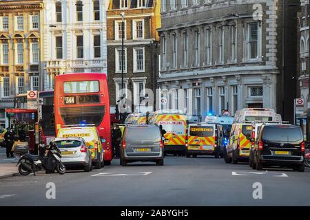 London, Großbritannien. 29. November 2019. Polizei nehmen an der Szene auf Southwark Street nach dem Metropolitan Polizei berichtete, dass ein Mann in der Gegend geschossen wurde und der Vorfall wird als Terror im Zusammenhang behandelt. Mitarbeiter im Büro und der örtlichen Bevölkerung werden derzeit evakuiert Credit: Stephen Chung/Alamy leben Nachrichten Stockfoto