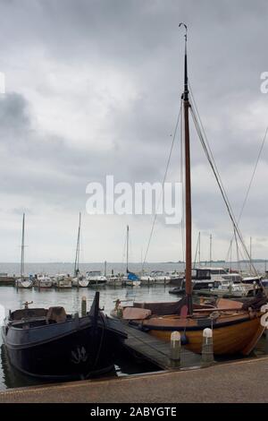 Blick auf die alten, traditionellen Holzboote in Volendam. Es ist eine niederländische Stadt, im Nordosten von Amsterdam. Es ist für seine bunten Holzhäuser und die Alten f bekannt Stockfoto