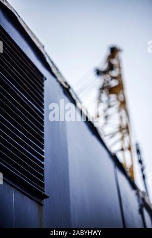 Alte Eisenbahnrollmaterial Beförderung mit onboard Kran. Stockfoto