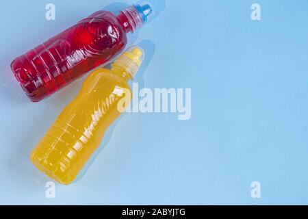 Frische, Frucht Flüssigkeit für eine gesunde Ernährung. Isotonisch, Energy Drink. Zwei Flaschen mit bunten Wasser, ein Sportgetränk. Stockfoto