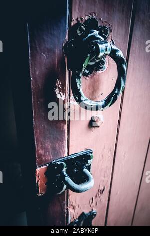 Alte Rot lackiert Tür mit Ring style Türgriff Stockfoto