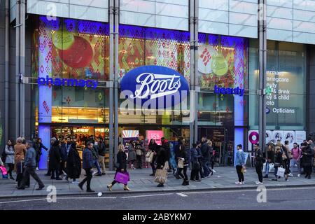 Boots the Chemist auf der Oxford Street, London England Vereinigtes Königreich Großbritannien Stockfoto