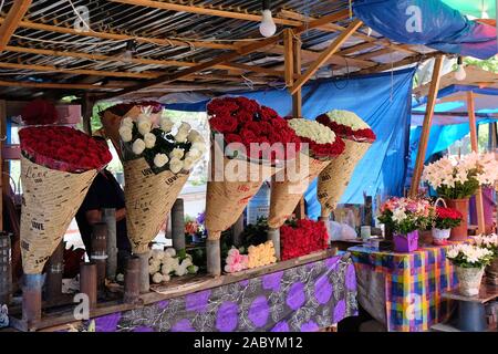 Tiflis, Georgien - Juni 7, 2019: Große Blumensträuße von roten Rosen in Papier verpackt sind für Verkauf an den Blumenmarkt in Tiflis. Verkauf von Rosen auf dem Stree Stockfoto