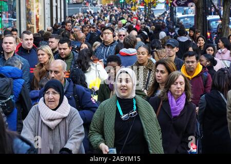 Käufer auf Oxford Straße, London, England, Vereinigtes Königreich UK Stockfoto