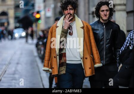 Mailand, Italien - 24. Februar 2019: Männer auf der Straße, die im Rahmen der Mailänder Modewoche. Stockfoto