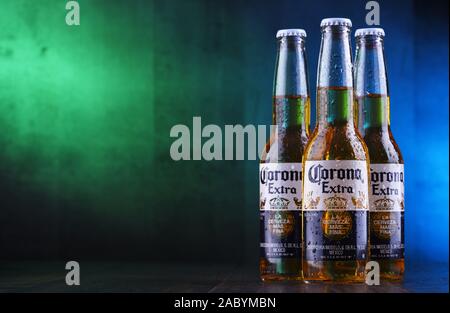 POZNAN, POL - Jan 24, 2019: Flaschen Corona Extra, einer der meistverkauften Bieren weltweit, ein helles Lagerbier von "Cerveceria Modelo in Mexiko hergestellt Stockfoto