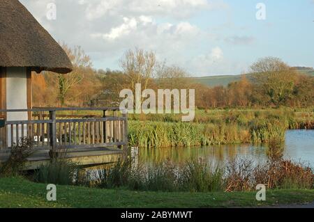 Die Outlook-In. Arundel Wildvogel und Feuchtgebiete Vertrauen. Teil von umweltfreundlichen Roundhouse, Klassenzimmer und Toiletten. Aus natürlichen Recycelten Stockfoto