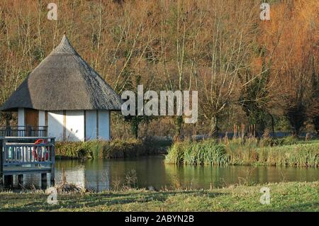 Die Outlook-In, Arundel Wildvogel und Feuchtgebiete Vertrauen. Klassenzimmer und Toiletten von vollständig natürlichen und Recyled Materialien gebaut. Dezember, West Sussex. Stockfoto