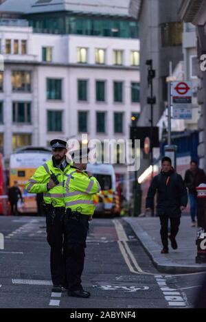 London Bridge, London, UK. 29 Nov, 2019. Die Polizei hat einen großen Bereich rund um London Bridge abgeriegelt nach einem Stechenden Vorfall und Schießereien. Die Menschen werden vom Bereich verschoben Stockfoto