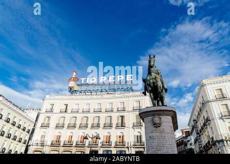 König Karl III Statue gegen Tio Pepe anmelden Puerta del Sol in Madrid, Spanien Stockfoto