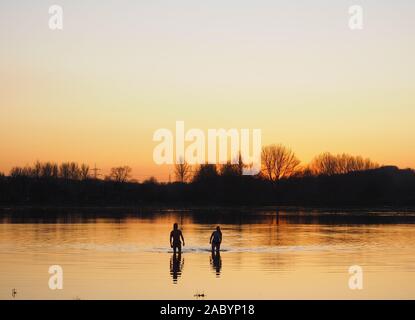 Oxford, UK. 29. Nov 2019. Studenten nehmen Sie ein Bad im eiskalten Wasser der Themse, dass Port Wiese als die Sonne überschwemmt haben auf einem hellen, kalten Tag legt. Credit: Angela Swann/Alamy leben Nachrichten Stockfoto