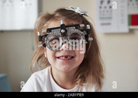 Bin ich schön. Schwerpunkt Portrait von kleinen Mädchen in phoroptor schauen direkt in die Kamera und lächelnd Stockfoto