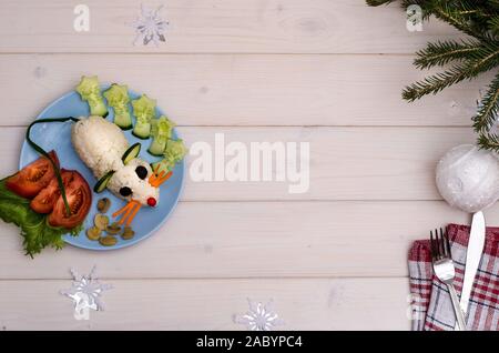 Genießbare Ratte aus Reis und Gemüse ist das Symbol des 2020 für die festliche Silvester und Weihnachten Tabelle mit Kopie Raum für das Rezept. Idee für dec Stockfoto