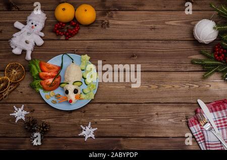 Genießbare Ratte aus Reis und Gemüse ist das Symbol des 2020 für die festliche Silvester und Weihnachten Tabelle mit Kopie Raum für das Rezept. Idee für dec Stockfoto