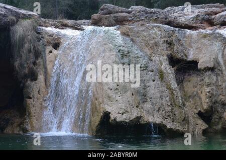 Tufas (Carbonat sinter Einlagen) und kleinen Wasserfall an der Abgabe del Vidre in der Nähe von Arnes, Els Ports Naturpark, Katalonien Stockfoto